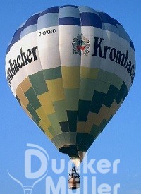 Ballonfahrt in der Nähe, Heißluftballonfahrt über blühende Rapsfelder.